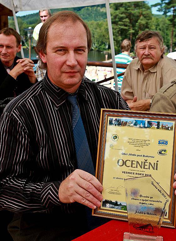 Titul Vesnice roku 2010 získal Sloup v Čechách. Starosta Jiřetína pod Bukovou Josef Kucín s cenou za obnovu a využití historických objektů v obci.