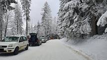 S neukázněností řidičů bojovali i pracovníci společnosti Silnice LK. Kvůli parkování podél komunikací na místech, která k tomu nejsou určena, nemohli na Benecku odklidit sníh.