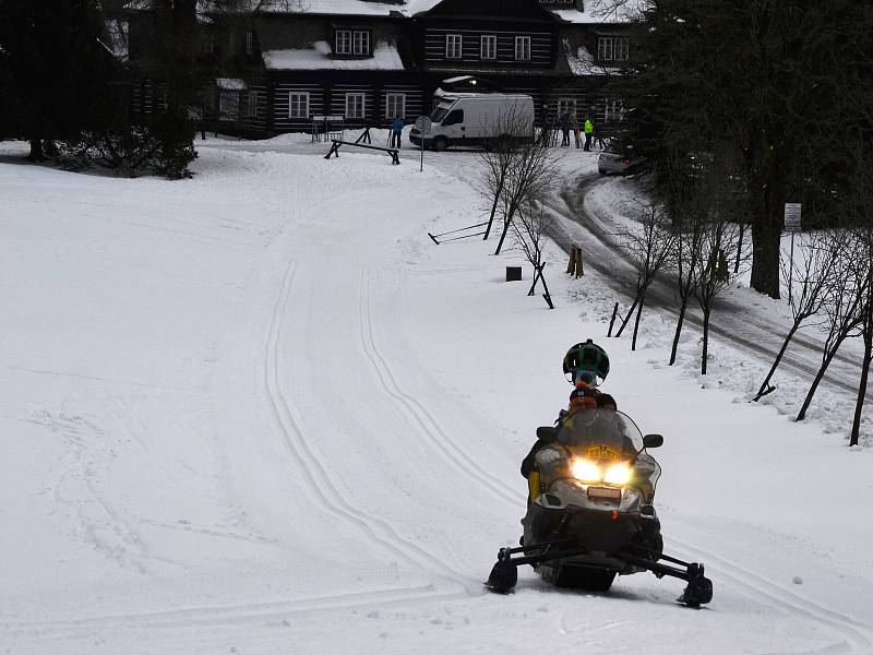 Speciální mapovací přístroj Street View Trekker má 15 čoček a dva GPS přijímače, celé zařízení má zhruba 20 kg, při jízdě je nutné držet stabilitu. Vše má na starosti operátor Ondřej Brouček (na snímku při rozhovorech) z organizačního týmu J50.