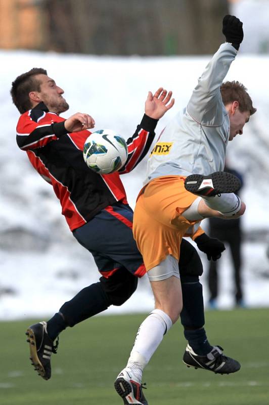 Fotbalisté Velkých Hamrů porazili v prvním jarním kole Pěnčín (v šedém) 2:0.