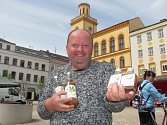 Petr Hartmann ze Sudoměřic prodává na farmářských trzích bylinné sirupy.
