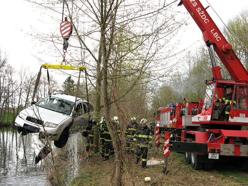 Hasiči tahali na břeh potopené auto v Jizeře u obce Přepeře nedaleko Turnova.