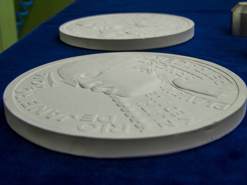 Olympijský vítěz z Ria de Janeiro judista Lukáš Krpálek a vítěz paralympiády plavec Arnošt Petráček mají mince s vlastním portrétem. Do zlata si je osobně vyrazili v České mincovně v Jablonci nad Nisou. 