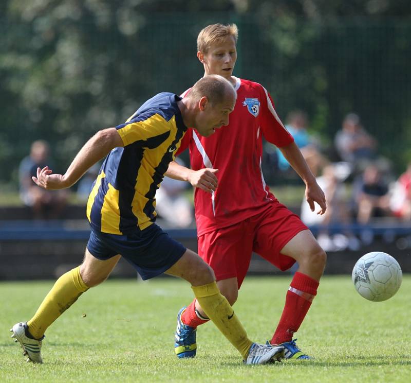 Fotbalisté Železného Brodu získali první divizní bod. Se Svitavy (v pruhovaném) hráli 1:1. 