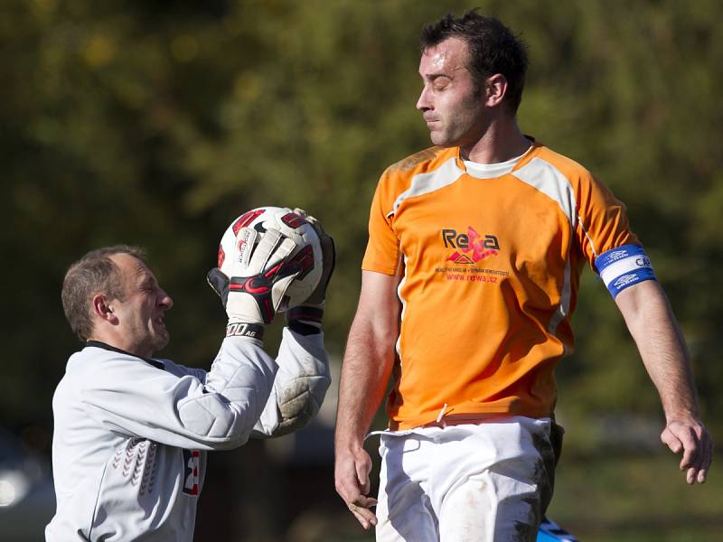 Fotbalisté Hodkovic (v modrém) doma nestačili na Kokonín, který zaslouženě vyhrál 4:1.