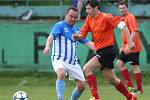 Fotbalisté Plavů porazili v dramatickém utkání Jenišovice (v modrém) 3:2.