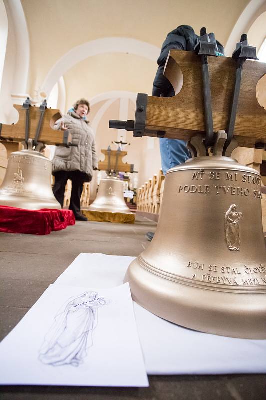 Kostel svatého Václava v Harrachově se po osmdesáti letech dočká nových zvonů. Na půdě kostela je zajímavá výstava liturgických předmětů.