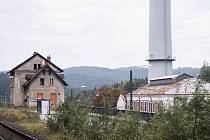 Nejvyšší komín v Libereckém kraji byl na Brandlu odstřelen loni tak, že pod sebou pohřbil i velké části budov někdejší obří výtopny. 