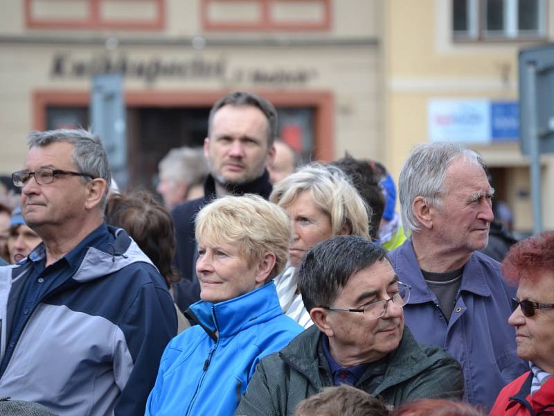 Prezident Miloš Zeman přijel do Jilemnice v doprovodu hejtmana Libereckého kraje Martina Půty. Očekávala je starostka Jana Čechová. 