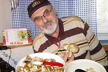 Petr Hampl není mykolog, ale lepší houbař, jak sám říká. Vášeň pro houbaření získal od dědečka už v dětství a vydržela mu dodnes.