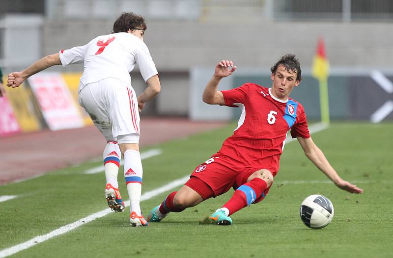 Česká jednadvacítka nestačila na Rusko a prohrála 2:0. Na snímku Pavel Yakovlen z Ruska a Milan Nitrianský z Česka.