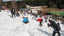 Skiareál v Rokytnici nad Jizerou pořádal 2. dubna 2017 druhý ročník zábavné akce s názvem Snowend, která byla určená především kopáčům pokladů či aktivním zahrádkářům. Originálním způsobem tak byla zakončena lyžařská sezona.