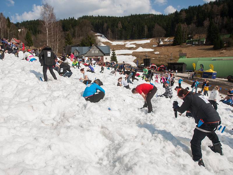 Skiareál v Rokytnici nad Jizerou pořádal 2. dubna 2017 druhý ročník zábavné akce s názvem Snowend, která byla určená především kopáčům pokladů či aktivním zahrádkářům. Originálním způsobem tak byla zakončena lyžařská sezona.