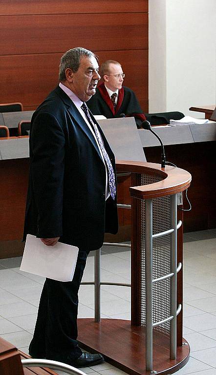 Liberecký okresní soud se v pátek 19. listopadu za velkého zájmu veřejnosti začal zabývat případem bývalého vězeňského dozorce z Minkovic a bývalého komunistického poslance Josefa Vondrušky (na snímku). Viní jej ze zneužití pravomoce veřejného činitele. 