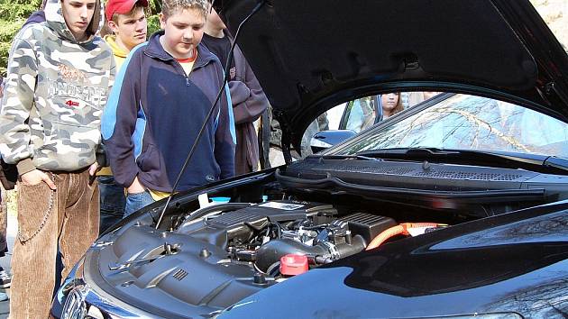 Kluci obdivují nádherný nový vůz s hybridním pohonem. Město Desná vůz zakoupilo díky dotaci z kraje, stál 600 000 korun.