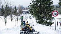 Speciální mapovací přístroj Street View Trekker má 15 čoček a dva GPS přijímače, celé zařízení má zhruba 20 kg, při jízdě je nutné držet stabilitu. Vše má na starosti operátor Ondřej Brouček (na snímku při rozhovorech) z organizačního týmu J50.