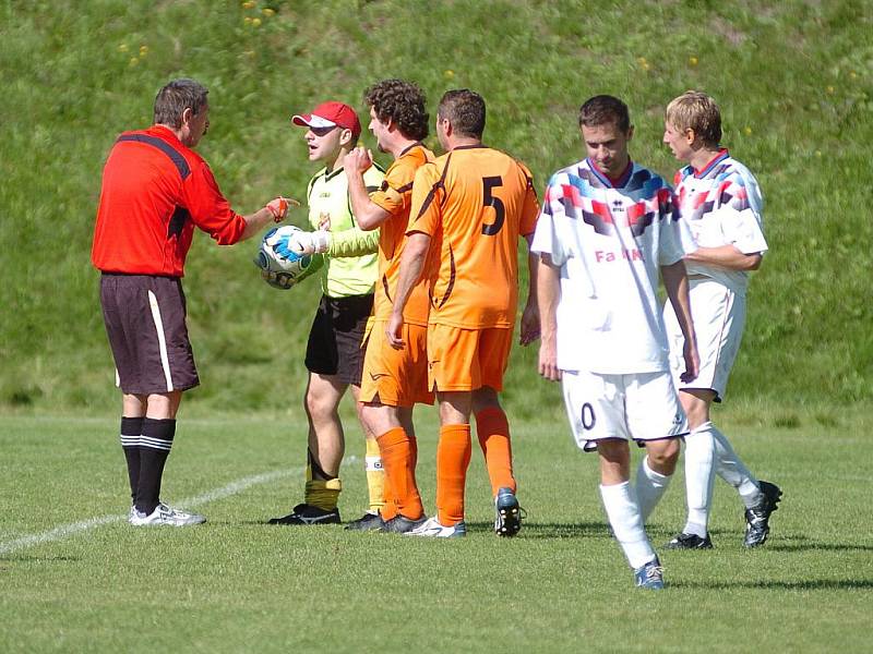 Pěnčín doma porazil Kořenov (v oranžovém) vysoko 5:2.