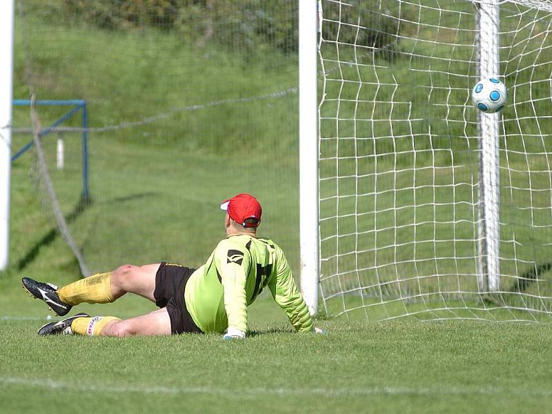 Pěnčín doma porazil Kořenov (v oranžovém) vysoko 5:2.