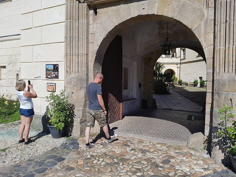 Státní zámek Hrubý Rohozec, obklopený nevelkým anglickým parkem, nabízí svým návštěvníkům prohlídku více jak třiceti bohatě zařízených místností.