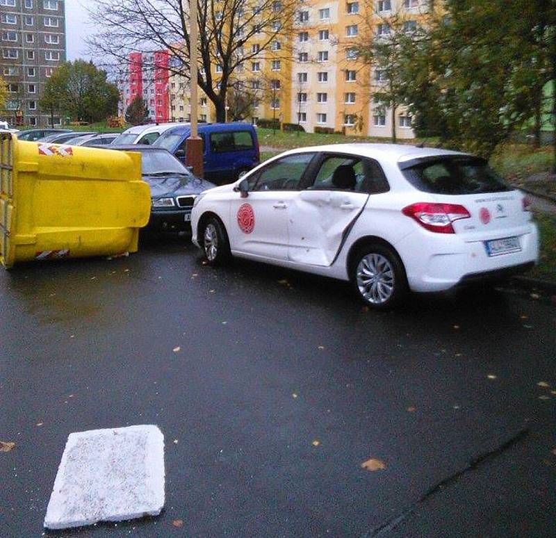 V Libereckém kraji dosahuje síla větru orkánu. Na českolipském sídlišti kontejnery poškodily zaparkovaná vozidla.