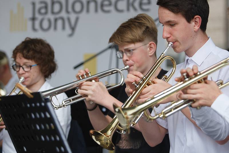 Na Mírovém náměstí před jabloneckou radnicí vystoupil ve středu odpoledne Velký dechový orchestr a Taneční odbor, vše z jablonecké ZUŠ.