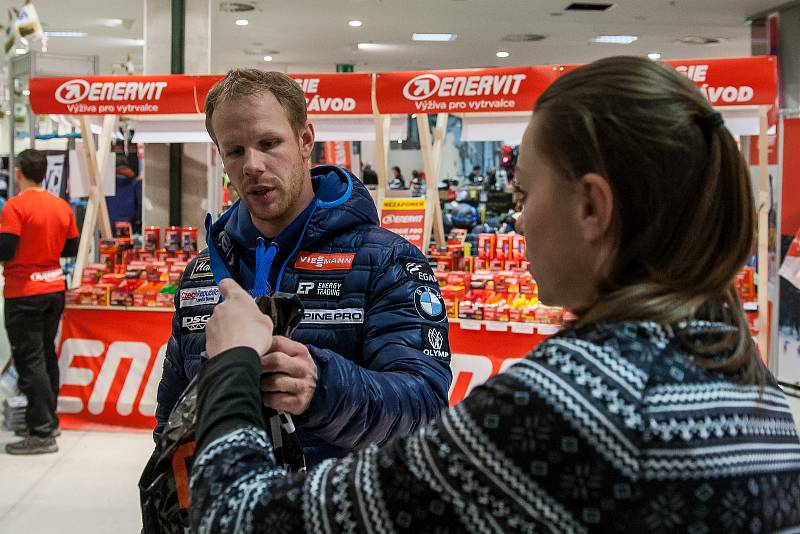 Vydávání startovních balíčků na Jizerskou 50, závod v klasickém lyžování ze seriálu dálkových běhů Ski Classics, začalo 15. února v obchodním centru Nisa v Liberci. Na snímku je Marek Lejsek.