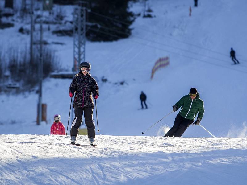 Zahájení lyžařské sezony v Jizerských horách. Tanvaldský Špičák. 