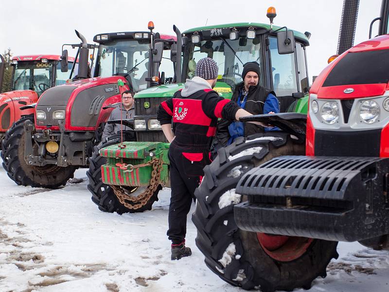 Zemědělci z osmi zemědělských farem a podniků ze Semilska vyrazili ve čtvrtek po poledni k protestní jízdě Turnovem