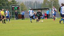 I. B třída. Východsousedské derby Smržovka - Lučany 2:2. Smržovka bílomodré dresy.