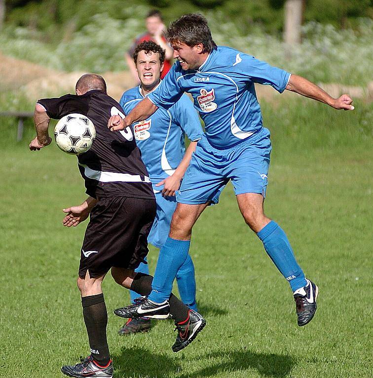 Utkání Okresného přeboru Jablonecka mezi prvním a posledním týmem – Harrachov vs Rádlo.