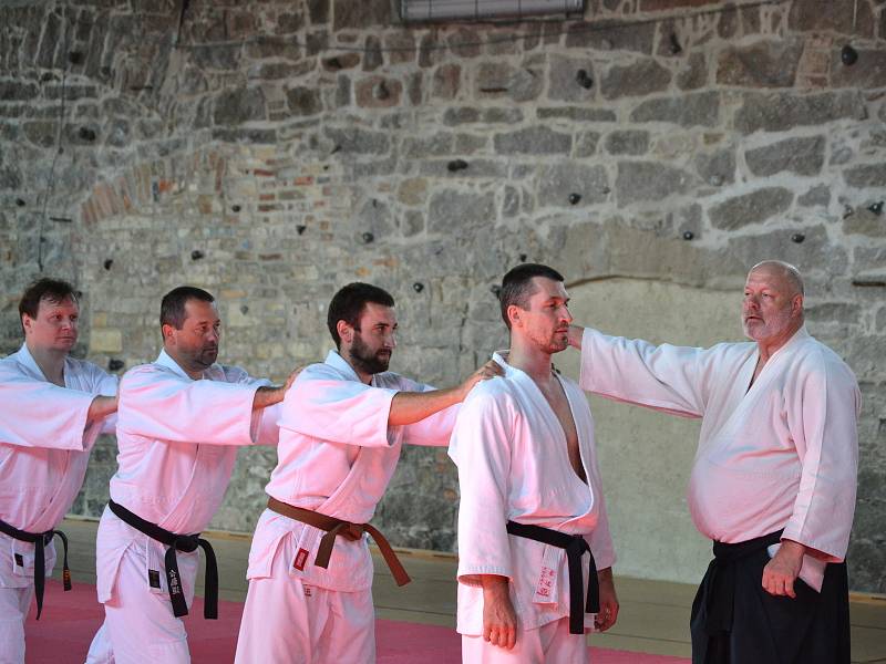 Dva věhlasní zahraniční mistři bojového umění, aikido a taichi, vedou sportovní kemp v nejvýše položené osadě Jizerských hor na Jizerce.