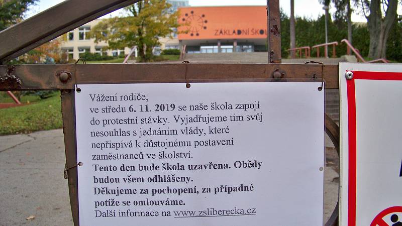 Stávka učitelů 6. listopadu 2019. Základní škola Liberecká, Jablonec nad Nisou byla ve středu zcela uzavřena.