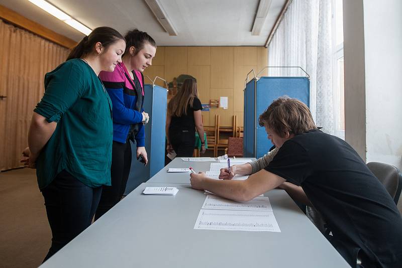 Studentské prezidentské volby začaly 16. ledna na Gymnáziu Dr. Antona Randy v Jablonci nad Nisou. Pokračovat budou i následující den, kdy budou ve večerních hodinách zveřejněny výsledky hlasování.