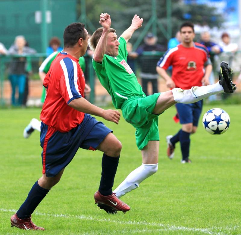 Fotbalisté Plavů (v zeleném) doma přejeli béčko Velkých Hamrů 5:0.