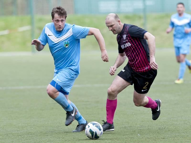 Fotbalisté Desné doma odehráli dobré utkání, ale s Českou Lípou (v tmavém) prohráli 3:2.