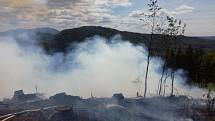 Hasiči bojují s požárem lesa na Malé Skále.