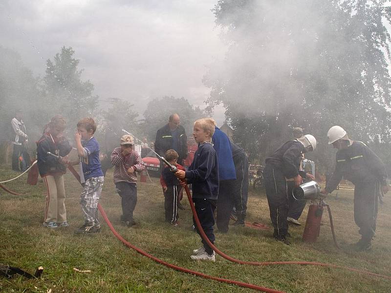 Sbor dobrovolných hasičů Malá Skála - Mukařov. S dětmi.