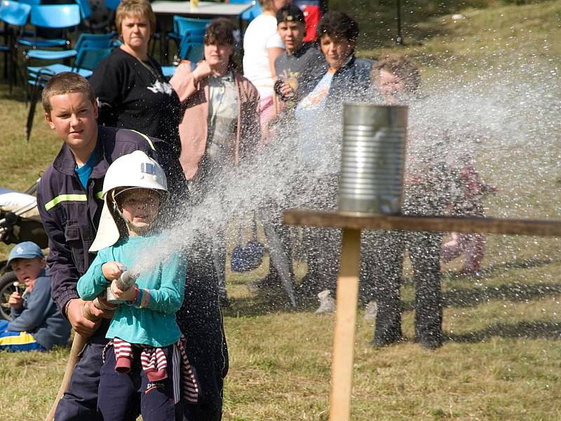 Sbor dobrovolných hasičů Malá Skála - Mukařov. S dětmi.