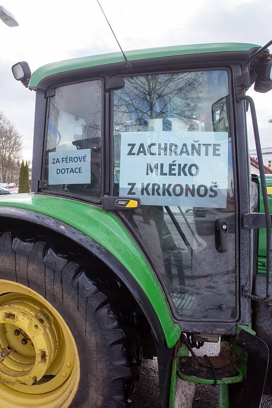 Zemědělci z osmi zemědělských farem a podniků ze Semilska vyrazili ve čtvrtek po poledni k protestní jízdě Turnovem