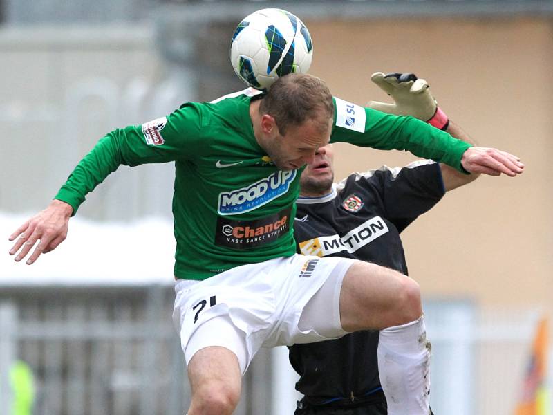 Jablonec porazil doma Brno 2:0. Na snímku Michal Hubník z Jablonce v souboji s brankářem Brna Martinem Doležalem.