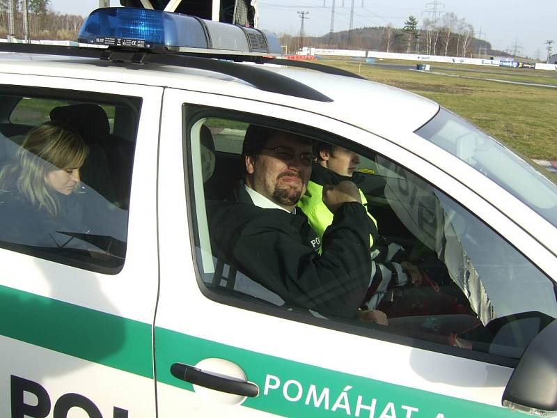 V úterý se na autodrom do Sosnové vypravili dopravní policisté z Jablonce, Liberce a Semil, aby si na připravené kluzné ploše vyzkoušeli jízdu a smyky.  Nejdůležitější pro ně bylo nacvičit za těchto podmínek vyhýbací manévy.  