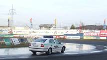 V úterý se na autodrom do Sosnové vypravili dopravní policisté z Jablonce, Liberce a Semil, aby si na připravené kluzné ploše vyzkoušeli jízdu a smyky.  Nejdůležitější pro ně bylo nacvičit za těchto podmínek vyhýbací manévy.  