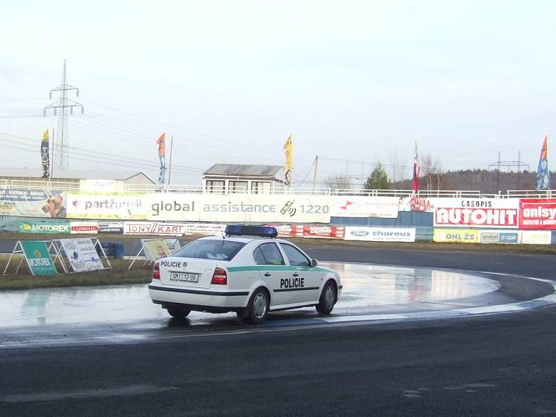 V úterý se na autodrom do Sosnové vypravili dopravní policisté z Jablonce, Liberce a Semil, aby si na připravené kluzné ploše vyzkoušeli jízdu a smyky.  Nejdůležitější pro ně bylo nacvičit za těchto podmínek vyhýbací manévy.  