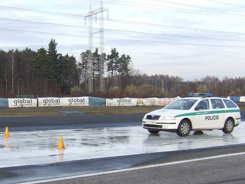 V úterý se na autodrom do Sosnové vypravili dopravní policisté z Jablonce, Liberce a Semil, aby si na připravené kluzné ploše vyzkoušeli jízdu a smyky.  Nejdůležitější pro ně bylo nacvičit za těchto podmínek vyhýbací manévy.  