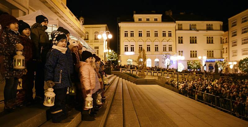 Slavnostní rozsvícení vánočního stromu na náměstí Míru v Jablonci nad Nisou