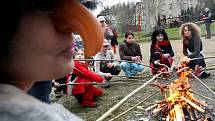 Čarodějnický rej a oslavy konce zimy již předčasně v Kokoníně vypukly již v pátek Za místní základní školou.Děti opekly vuřty a pak se již těšíly na zapálení vatry na níž trůnila samozřejmě čarodějnice.