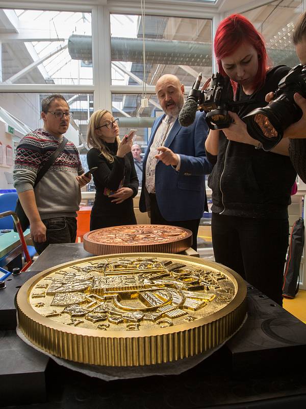 V České mincovně v Jablonci vážili největší frézovanou a gravírovanou minci na světě.