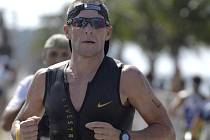 Lance Armstrong na trati závodu  Ironman 70.3 v Panamě.