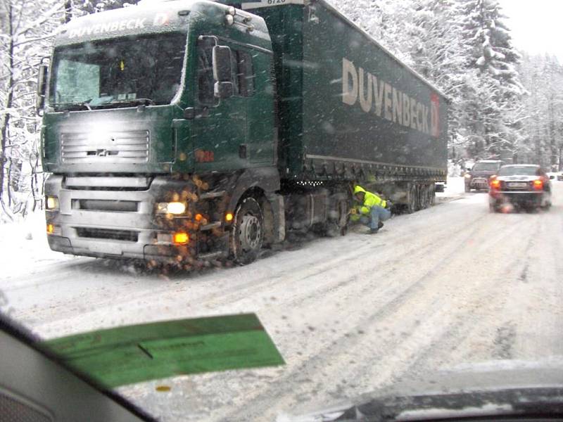 Husté sněžení v Libereckém kraji komplikuje dopravu. Ve stoupání z Desné i ze směru od Harrachova do Kořenova mají problém řidiči kamionů, přestože mají kola osazená řetězy.