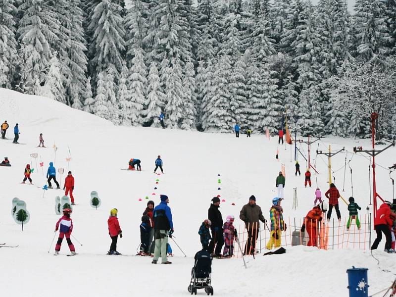 Lyžařské podmínky v Jizerských horách se už zlepšily. Vleky se rozjely ve všech velkých střediscích. Živo bylo na Severáku, kde sjezdovky provozuje Ski BIŽU.